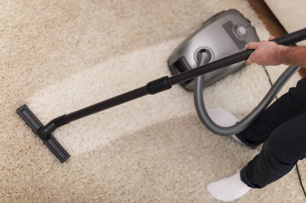 Moquettes de bureaux, tapis de salles de conférence, sols textiles d'espaces d'accueil — ces surfaces accumulent poussières, taches et bactéries bien plus vite qu'on ne le pense. OPIA Propreté propose un service de nettoyage professionnel des moquettes et sols textiles pour les entreprises à Nîmes, Montpellier et dans toute la zone Gard / Hérault. ## Un nettoyage en profondeur pour redonner vie à vos sols textiles Nos techniques de nettoyage professionnel permettent d'éliminer les taches incrustées, de neutraliser les odeurs et de rafraîchir l'ensemble de vos surfaces textiles pour leur redonner un aspect soigné et propre. Nous intervenons sur tous types de surfaces textiles dans vos locaux professionnels : - Moquettes de bureaux et open spaces - Tapis de salles de réunion et de conférence - Sols textiles d'espaces d'accueil et de circulation - Tapis de couloirs et zones communes ## Entretien ponctuel ou contrat de maintenance régulière Pour maintenir vos sols textiles en parfait état tout au long de l'année, nous proposons des forfaits de maintenance régulière adaptés à la superficie de vos locaux et à l'intensité du trafic. Une solution économique et pratique pour préserver l'apparence et la durée de vie de vos moquettes sur le long terme. Basée à Vendargues, OPIA Propreté intervient à Nîmes, Montpellier, Lunel, Caissargues, Vendargues, Castelnau-le-Lez et dans toute la zone Gard / Hérault. Demandez votre devis gratuit sous 24h.